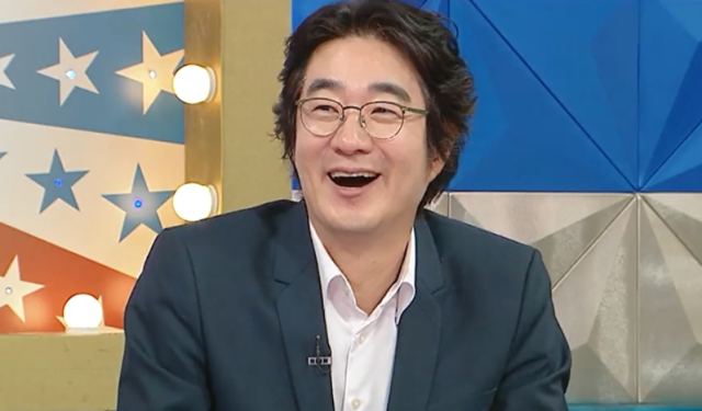 의학기자 출신 의사 홍혜걸은 ‘아내 덕 본 남자’를 논할 때 단골로 거론되는 영화감독 장항준과 가수 이상순을 직격하며 “제가 압도적으로 1등”이라고 호언장담한다. / MBC ‘라디오스타’