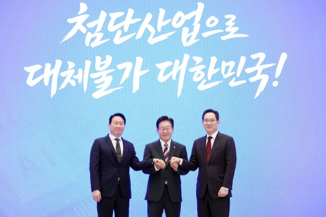 최태원 SK 회장(왼쪽)이 지난 6월 29일 청와대 영빈관에서 열린 ‘대한민국 대도약 3대 메가프로젝트 국민보고회'에서 기념촬영을 하고 있다. /뉴시스