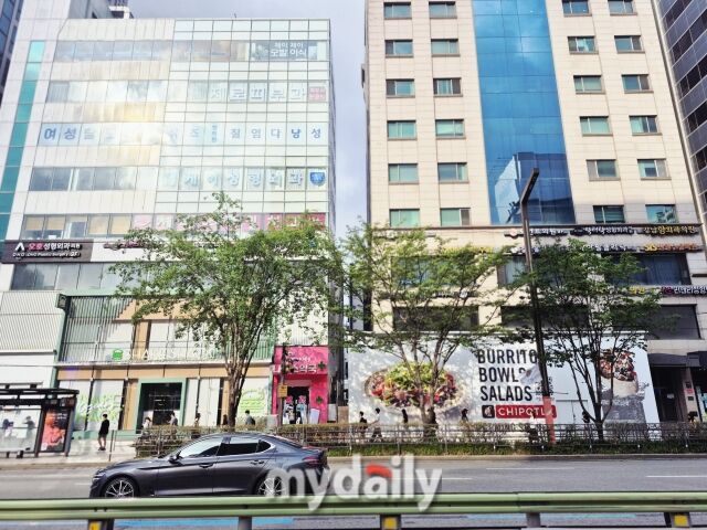 치폴레 국내 1호점은 글로벌 외식 브랜드들이 격돌하는 강남 핵심 상권에 둥지를 튼다. 쉐이크쉑 강남대로점(왼쪽)과 나란히 자리한 치폴레 1호점 공사 현장. /방금숙 기자