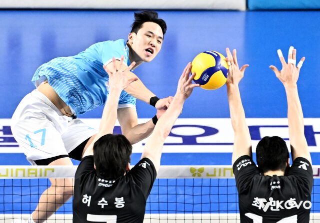 대한항공 임동혁이 2025-26시즌 챔피언결정전 현대캐피탈과 경기 도중 스파이크를 시도하고 있다./한국배구연맹(KOVO) 제공