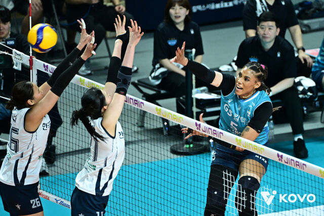 GS칼텍스 실바가 2025-26시즌 챔피언결정전 한국도로공사와 경기 도중 상대 블로커 사이로 스파이크를 시도하고 있다./한국배구연맹(KOVO) 제공