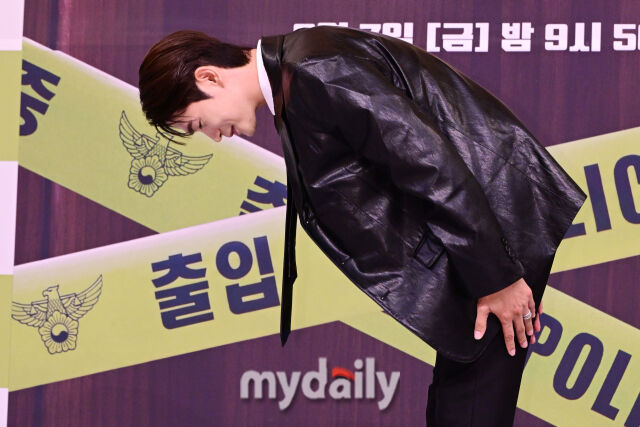 강상준이 자리로 돌아간 안보현을 향해 90도 정중하게 인사를 하고 있다.