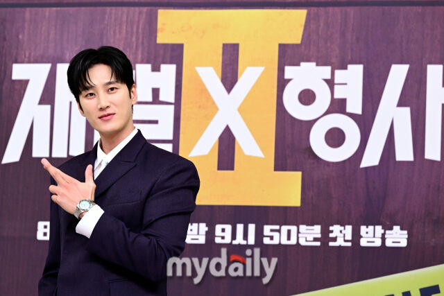 재벌X형사 시즌 2에서도 활약하는 안보현이 포즈를 취하고 있다.