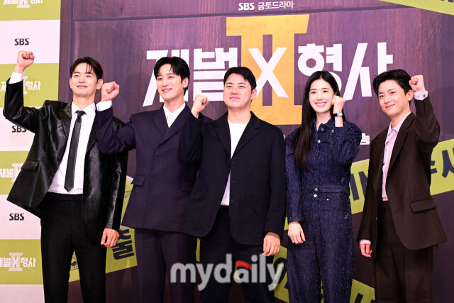 파이팅을 외치는 ‘재벌X형사2’ 출연진들.