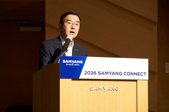 김윤 회장이 18일 판교 삼양디스커버리센터에서 개최한 ‘2026년 SAMYANG CONNECT'에서 직원들에게 상반기 경영 성과와 하반기 전략 방향을 설명하고 있다. /삼양그룹