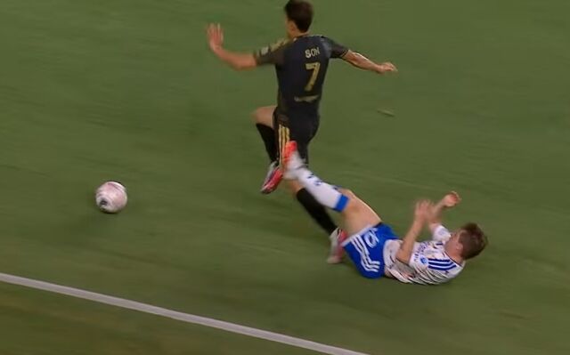 샌디에이고의 드레이어가 손흥민에게 태클을 하고 있다./MLS