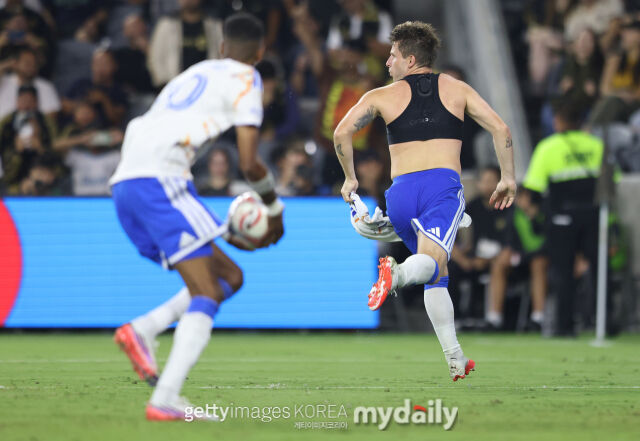 샌디에이고의 드레이어(오른쪽)가 LAFC와의 MLS 경기에서 골세리머니를 하고 있다./게티이미지코리아