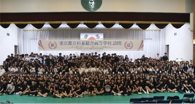 지난 10일 서울 관악구 미림마이스터고등학교 강당에서 열린 국제 공동수업 환영식에서 미림마이스터고등학교와 일본 도쿄도립 스기나미소고 고등학교 학생들이 기념촬영을 하고 있다. /미림마이스터고