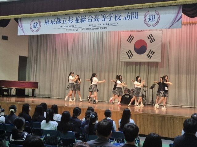 10일 환영식에서 양국 학생들이 축하 공연을 펼치고 있다. /미림마이스터