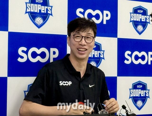 SOOP 수퍼스의 초대 사령탑인 김세진 감독이 18일 광주 SOOP 스타디움에서 열린 오픈 트레이닝에 참석해 취재진과 이야기를 나누고 있다./마이데일리