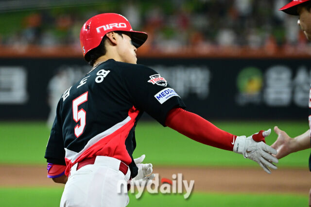 18일 대전 한화생명 볼파크 야구장에서 열린 '2026 신한 SOL KBO리그' KIA 타이거즈와 한화 이글스 경기. KIA 김도영이 7회초 2사에 솔로포를 친 후 기뻐하고 있다./대전=한혁승 기자 hanfoto@mydaily.co.kr