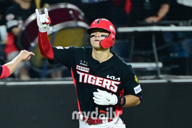 18일 대전 한화생명 볼파크 야구장에서 열린 '2026 신한 SOL KBO리그' KIA 타이거즈와 한화 이글스 경기. KIA 김도영이 7회초 2사에 솔로포를 친 후 기뻐하고 있다./대전=한혁승 기자 hanfoto@mydaily.co.kr
