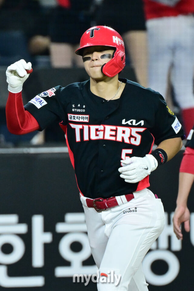 18일 대전 한화생명 볼파크 야구장에서 열린 '2026 신한 SOL KBO리그' KIA 타이거즈와 한화 이글스 경기. KIA 김도영이 7회초 2사에 솔로포를 친 후 기뻐하고 있다./대전=한혁승 기자 hanfoto@mydaily.co.kr