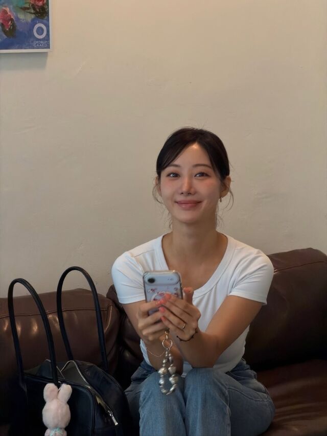 한그루가 꾸밈없는 일상에서도 청순한 비주얼을 뽐냈다. / 한그루 SNS