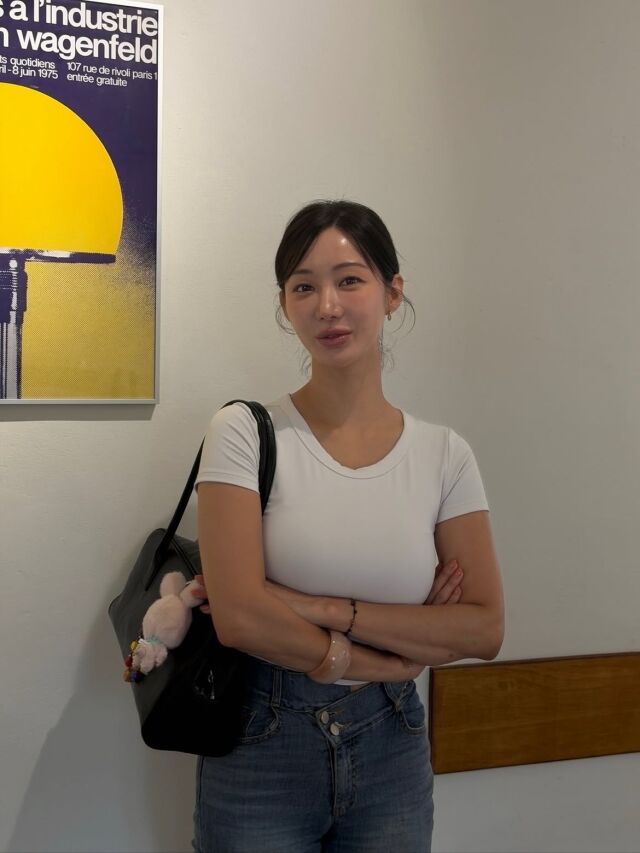 한그루가 꾸밈없는 일상에서도 청순한 비주얼을 뽐냈다. / 한그루 SNS