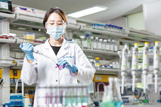 JW중외제약 C&C신약연구소 연구진이 신약 연구를 수행하고 있다. /JW중외제약