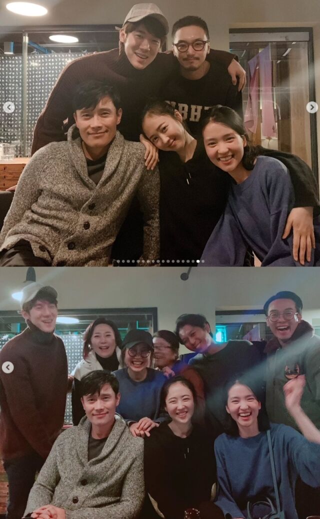 드라마 '미스터 선샤인' 주연 배우 5명이 정답게 모여 앉은 단체사진이 시선을 사로잡은 가운데, 사진을 본 배우 변요한이 "누나"라는 댓글을 남기며 변함없는 친분을 과시했다. /김민정 소셜미디어