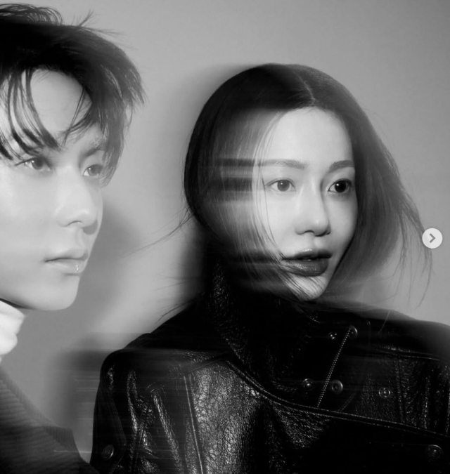 고현정이 가수 던과 함께한 화보 촬영 현장을 공개하며 예상 밖의 케미를 선보였다. / 고현정 SNS