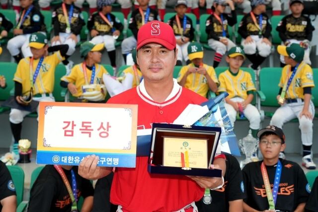장재혁 세종시유소년야구단 감독이 17일 벌어진 제10회 순창강천산배 전국유소년야구대회에서 감독상을 받고 있다. /대한유소년야구연맹 제공