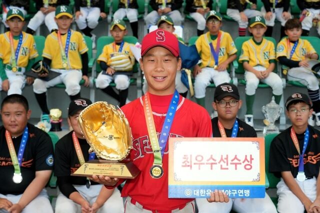 대회 MVP를 수상한 김성하 군이 포즈를 취하고 있다. /대한유소년야구연맹 제공