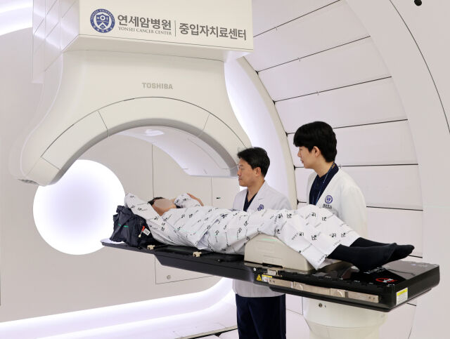 금웅섭 중입자치료센터장(왼쪽) 등 의료진이 중입자치료를 준비 중이다. /연세암병