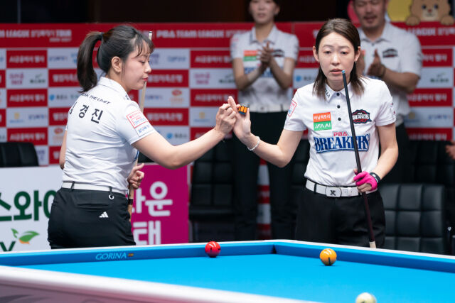 브레이커스 임경진(왼쪽)과 히다 오리에가 하이파이브를 하고 있다. /PBA 제공
