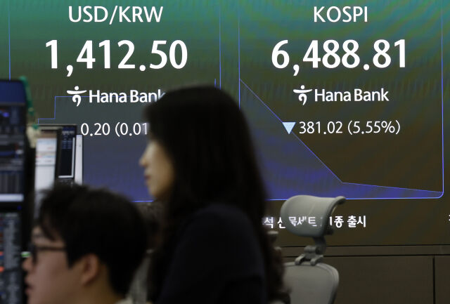 19일 오전 서울 중구 하나은행 딜링룸 전광판에 주요 지수가 표시 되고 있다. /뉴시스