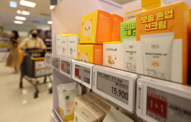 서울시내 대형마트에 진열된 선크림. /뉴시스