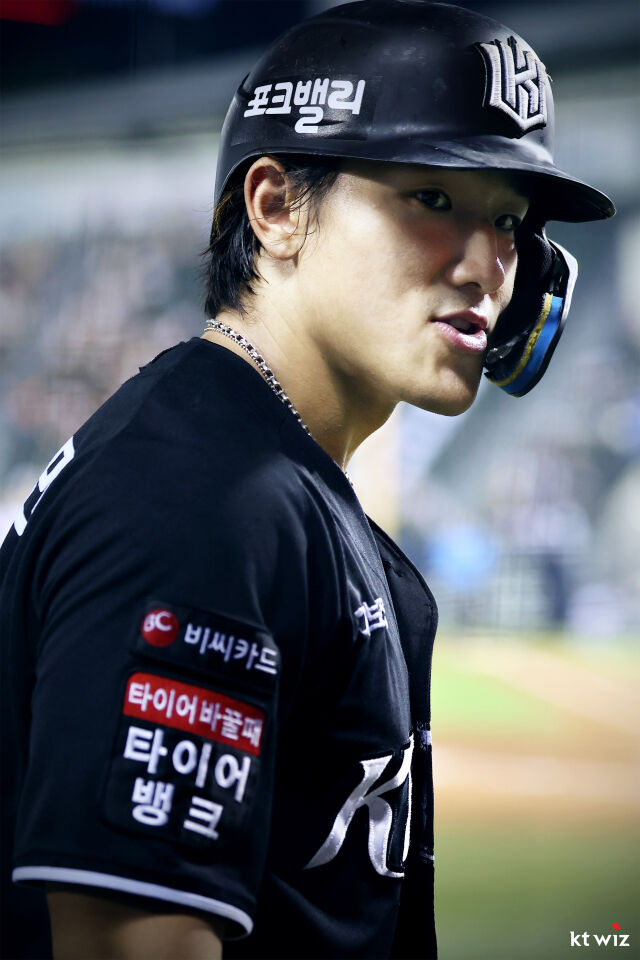 안현민이 8월 18일 서울 잠실 야구장에서 열린 LG 트윈스전 비거리 145m짜리 대형 홈런을 쳤다./KT 위즈 제공