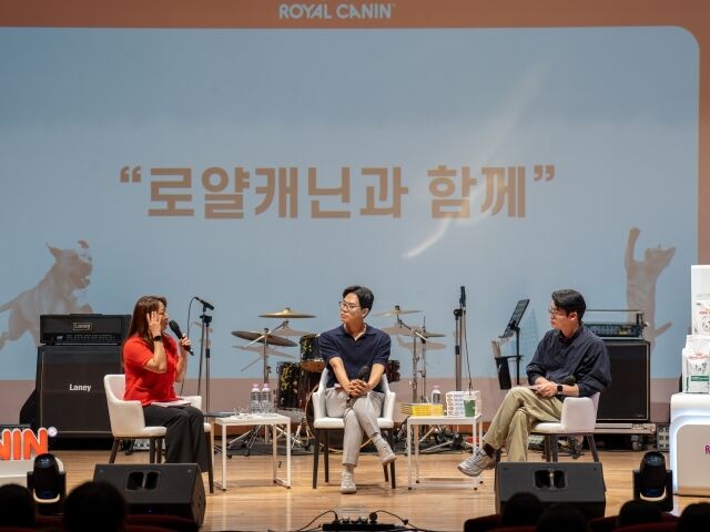 제36회 전국수의학도축전에서 열린 로얄캐닌 커리어 토크 현장에 왼쪽부터 곽영화 로얄캐닌코리아 책임 수의사, 김명철 수의사, 설채현 수의사가 참여하고 있다. /로얄캐닌코리아