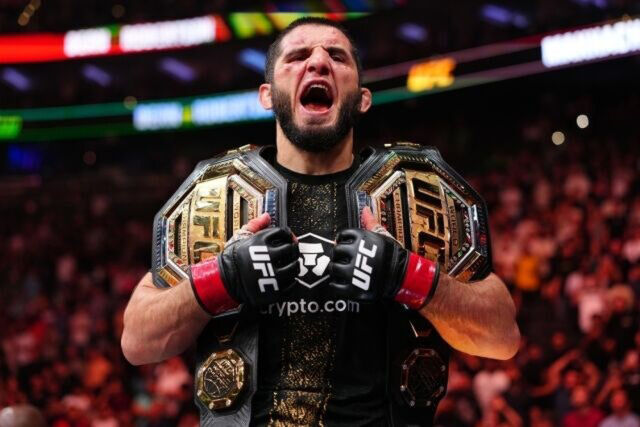 마카체프가 16일 개리를 꺾고 UFC 웰터급 타이틀 1차 방어에 성공한 후 환호하고 있다. /UFC 제공