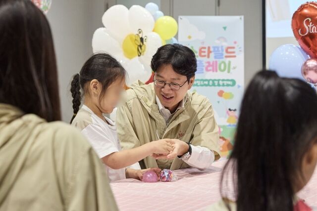 이형천 신세계프라퍼티 대표(가운데)가 지난 3일 스타필드 하남에서 진행된 스타필드 플레이에 참여하고 있다. /신세계프라퍼티
