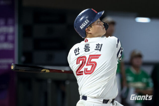 롯데 자이언츠 한동희가 18일 열린 키움 히어로즈와 홈 경기에서 추격을 알리는 만루 홈런을 치고 있다./롯데 자이언츠 제공