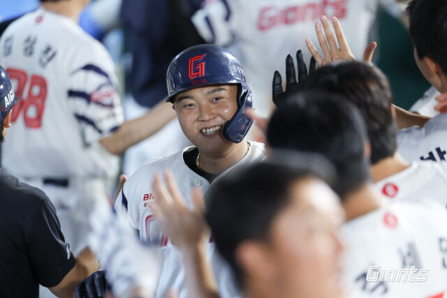 롯데 자이언츠 한동희가 18일 열린 키움 히어로즈와 홈 경기에서 추격을 알리는 만루 홈런을 친 뒤 더그아웃에서 팀 동료들로부터 축하받고 있다./롯데 자이언츠 제공