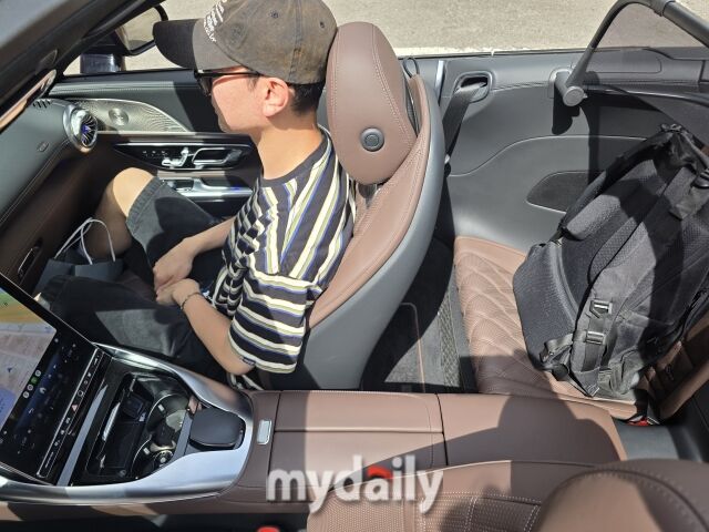 보조석 시트를 가능한 앞으로 당겼음에도 뒷좌석에 성인이 타기에는 공간이 여유롭지는 않다. /윤진웅 기자