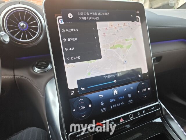 중앙 디스플레이는 전동식으로 12도에서 32도까지 각도를 조절할 수 있다. 오른쪽 하단에 각도를 조절하는 터치버튼이 있다. /윤진웅 기자