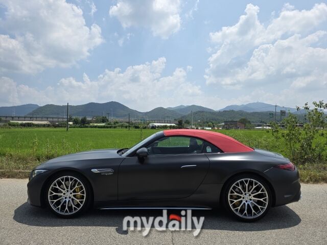 21인치 AMG 멀티 스포크 경량 알로이 휠과 노란색 AMG 브레이크 캘리퍼가 럭셔리 로드스터의 성격의 마침표를 찍는다. 측면의 ‘V8 BITURBO’ 레터링 역시 굳이 큰소리를 내지 않고도 이 차가 무엇을 품고 있는지 알려준다. /윤진웅 기자