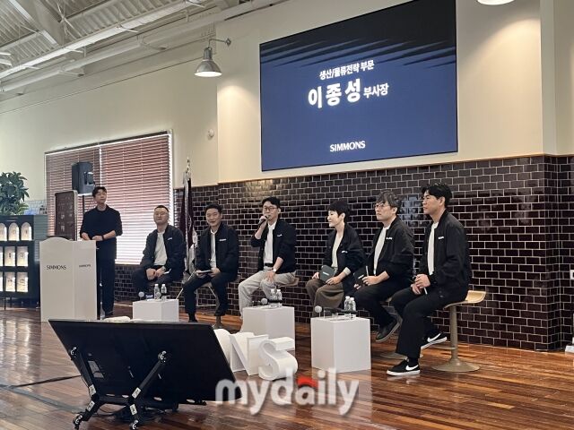 지난 19일 경기도 이천에 위치한 ‘시몬스 팩토리움’에서 열린 미디어 투어에서 이종성 시몬스 생산·물류전략부문 부사장(가운데)이 발표하고 있다. /심지원 기자