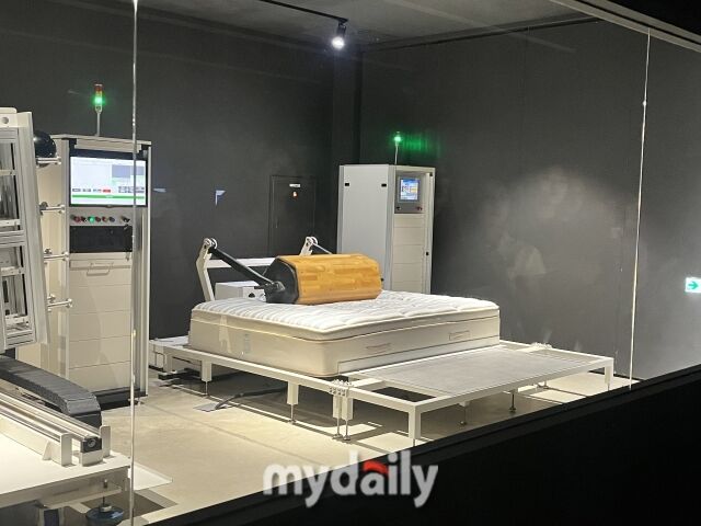 경기도 이천에 위치한 ‘시몬스 팩토리움’에서 6각형 원통의 롤링 테스트기가 원단의 훼손 정도를 확인하고 있다. /심지원 기자.