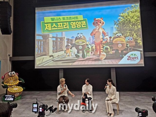'제스프리 영양콘' 질의응답 세션에서 가수 강남(왼쪽)과 우창윤 원장(가운데)이 관객들의 질문에 답하며 이야기를 나누고 있다. /방금숙 기자