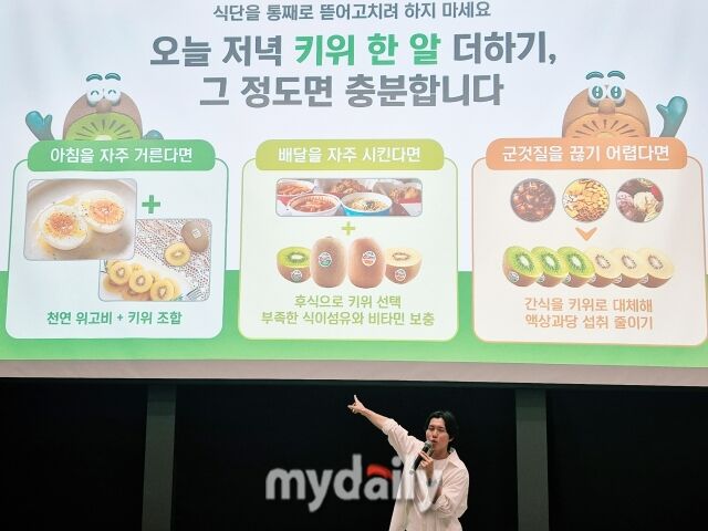 우창윤 원장이 식단에 키위 등 영양 밀도가 높은 원물을 '더하는' 식습관의 중요성을 설명하고 있다. /방금숙 기자