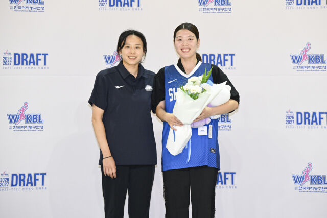 인천 신한은행이 19일 청주체육관에서 열린 신인선수 드래프트에서 전체 1순위로 가네다 마나를 선발했다./WKBL 제공