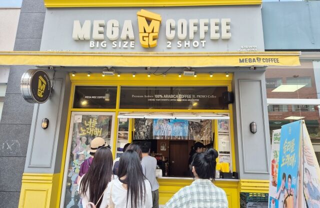 서울 성동구 메가MGC커피 성수역점에서 고객들이 줄을 서 기다리고 있다. /방금숙 기자