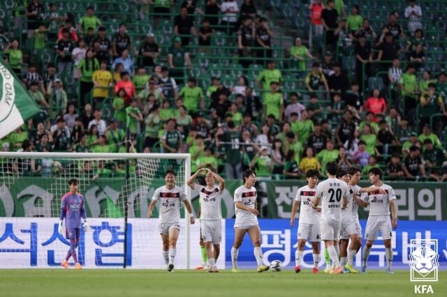 19일 전주월드컵경기장에서 열린 전북 현대와 당진시민축구단과의 코리아컵 16강전. 당진 선수들이 세레머니를 하고 있다./대한축구협회 제공