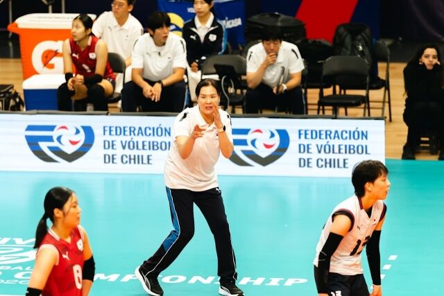 이승여 한국 17세 이하 여자배구대표팀 감독이 FIVB 주최 2026 U17 세계선수권대회 D조 조별리그 푸에르토리코와 첫 경기 도중 선수들에게 작전 지시를 하고 있다./국제배구연맹(FIVB) 제공