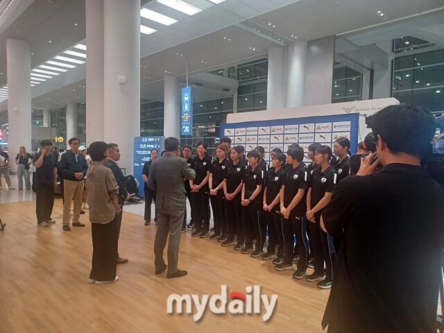 이승여 감독이 지휘봉을 잡고 있는 한국 17세 이하 여자배구대표팀선수들이 FIVB 주최 2026 U17 세계선수권대회 일정을 마친 뒤 19일 오후 인천공항 제2터미널을 통해 귀국했다. 오한남 대한배구협회 회장이 선수단을 격려하고 있다./류한준 기자