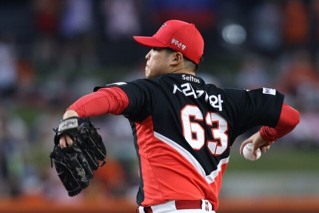 KIA 타이거즈 시라카와 케이쇼가 19일 대전한화생명볼파크에서 열린 한화 이글스와의 원정경기서 투구하고 있다./KIA 타이거즈 제공