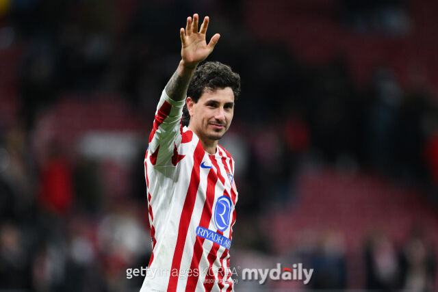 아틀레티코 마드리드의 히메네스가 2025년 11월 스페인 마드리드에서 열린 인터밀란과의 2025-26시즌 UEFA 챔피언스리그 경기에서 팬들에게 인사하고 있다./게티이미지코리아