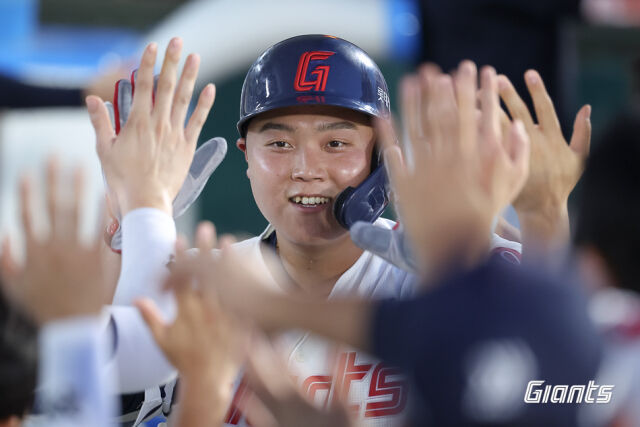 롯데 자이언츠 한동희가 18일 열린 키움 히어로즈와 홈 경기에서 만루 홈런을 친 뒤 더그아웃에서 팀 동료들과 함께 기뻐하고 있다./롯데 자이언츠 제공