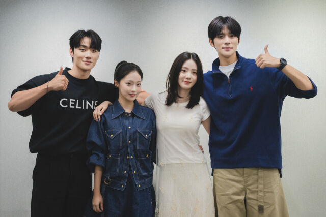 넷플릭스 새 시리즈 '담을 넘지 마시오' 출연진./넷플릭스
